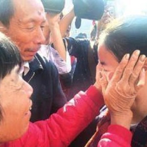 时光的错位，男子离家多年突然回家，父母却未能一眼认出