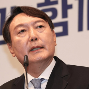 尹锡悦出席公审，韩国政治舞台上的风云变幻