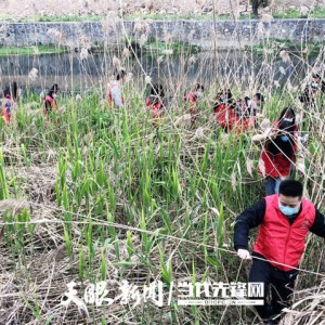 贵州北盘江垃圾泛滥，游客自发行动，守护绿水青山