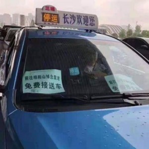 温暖送行，环卫工妈妈手捧蛋糕，深情送别入伍儿子
