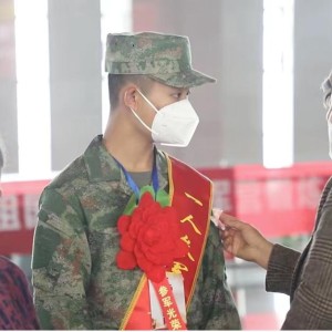 肖荣基，继承哥哥肖思远的荣光，勇毅前行在阅兵的行列中