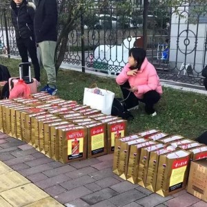 iPhone17发售现场秒变交易市场，黄牛党与果粉的狂欢
