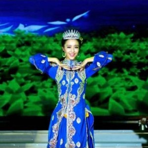 佟丽娅母子同台献唱，家庭和谐与艺术传承的完美展现