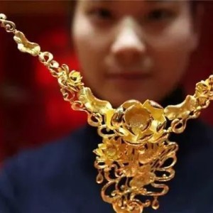 广东自媒体达人解析，黄金饰品价格迈入1100元时代背后的秘密