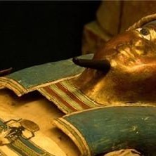 广东自媒体达人揭秘埃及3000年前法老金镯，历史瑰宝竟只值3万？