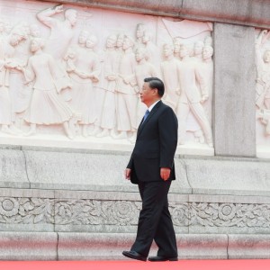 习近平深情瞻仰人民英雄纪念碑，缅怀英烈，传承精神