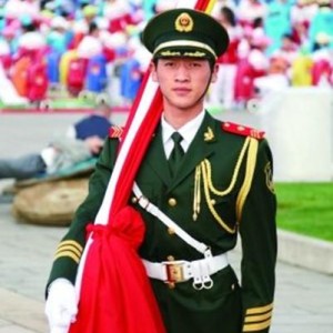 深圳校长升旗仪式上连做71个俯卧撑，激励学生健康生活