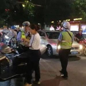 晚1秒就撞 我肯定不惯着他，广东街头的交通文明观察