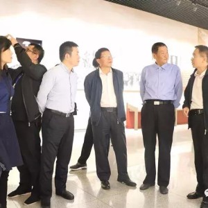 缅怀英烈，传承精神，一位老人的特殊纪念方式