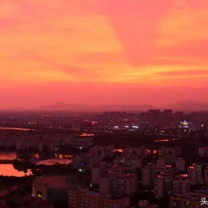 台风前夕的珠海，晚霞绚烂，市民生活依旧
