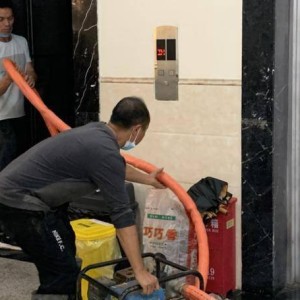 绵竹公厕偷拍事件，警方迅速行动，维护公共安全