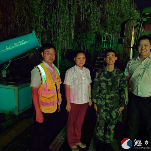 风雨同舟，广东大雨中游客与武警战士的温情一幕
