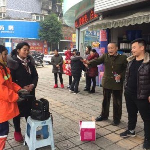 广东业主家门口惊现4000元现金，真相令人意外