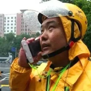 外卖骑手崩溃大哭，出餐慢背后的辛酸与无奈