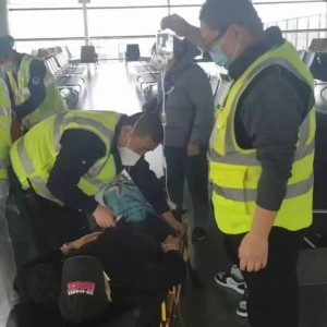 海航温情一幕，乘客机场下跪求助，工作人员暖心回应