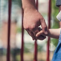 山东女子万元现金误扔垃圾堆，拾荒者拾金不昧暖人心