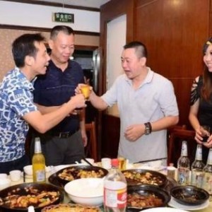 广东小镇风云，镇长酒后失态，聚餐变悲剧，撤职降级引深思