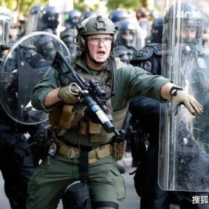 泰国边境惊魂，摩托骑士的致命射击与边防士兵的自卫反击