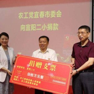 爱与温暖，广东小伙带残障父母庆生，陌生人的暖心之举感动全城