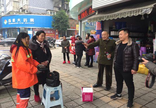 广东业主家门口惊现4000元现金，真相令人意外