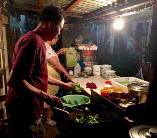 凌晨4点的面条，晚上的足球梦，广东面馆老板的双面人生