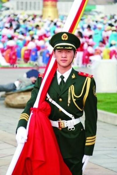 深圳校长升旗仪式上连做71个俯卧撑，激励学生健康生活