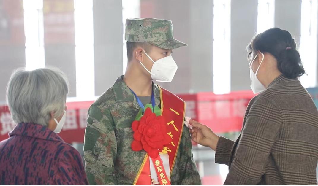 肖荣基，继承哥哥肖思远的荣光，勇毅前行在阅兵的行列中