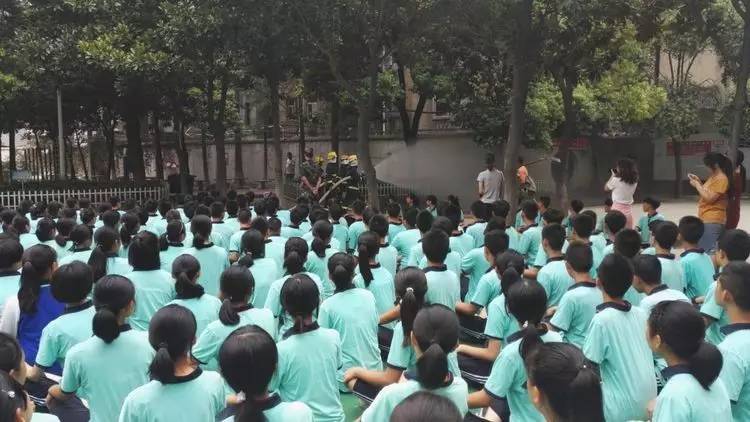 退役大学生士兵天安门广场圆指挥梦，青春不息，梦想不止