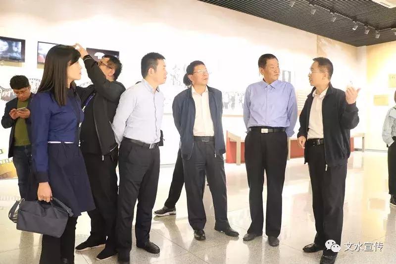 缅怀英烈，传承精神，一位老人的特殊纪念方式