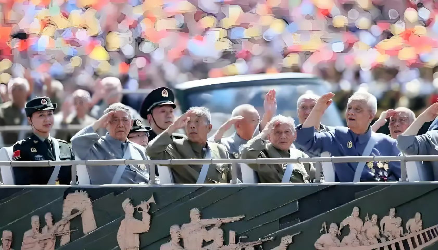 岁月静好，因有您守护，102岁老兵阅兵后的告别