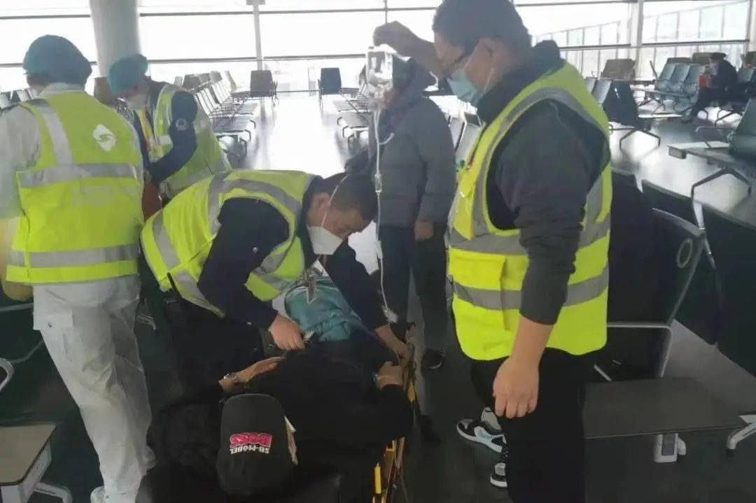 海航温情一幕，乘客机场下跪求助，工作人员暖心回应