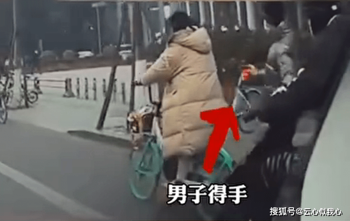 广东街头惊现女子故意踹倒多辆电动自行车，引发公众强烈谴责