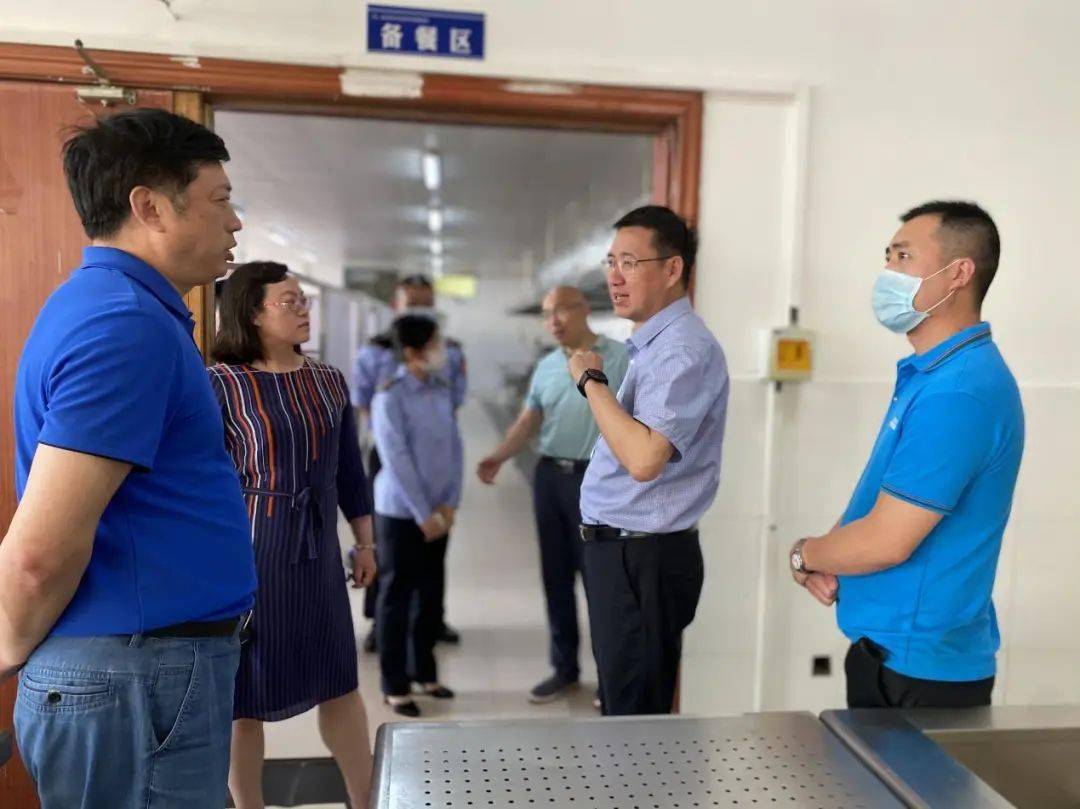 深圳奶茶店惊现拖鞋配料，食品安全警钟长鸣