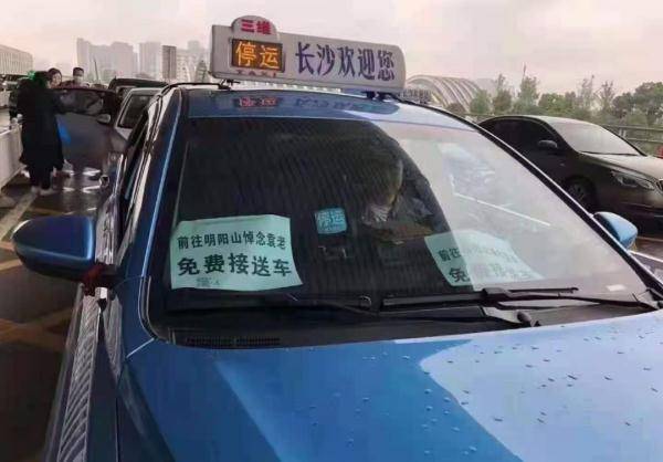 温暖送行，环卫工妈妈手捧蛋糕，深情送别入伍儿子