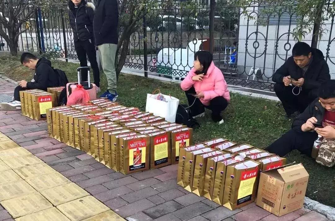 iPhone17发售现场秒变交易市场，黄牛党与果粉的狂欢