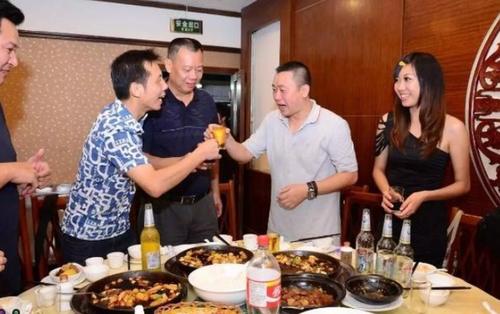 广东小镇风云，镇长酒后失态，聚餐变悲剧，撤职降级引深思