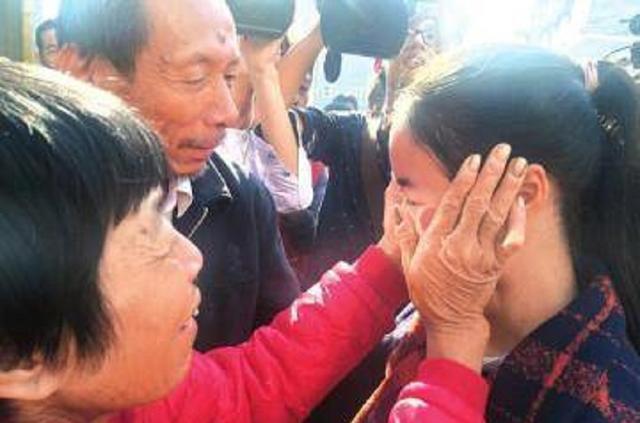 时光的错位，男子离家多年突然回家，父母却未能一眼认出