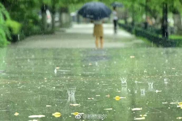 广东周末暴雨预警，大暴雨将至，这些地方需特别注意！
