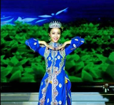 佟丽娅母子同台献唱，家庭和谐与艺术传承的完美展现