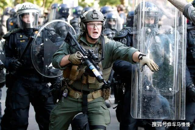 泰国边境惊魂，摩托骑士的致命射击与边防士兵的自卫反击