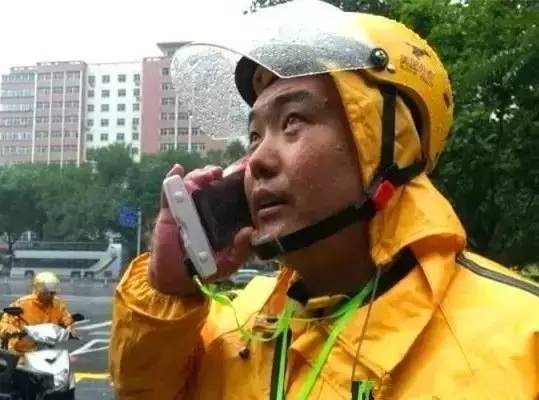 外卖骑手崩溃大哭，出餐慢背后的辛酸与无奈