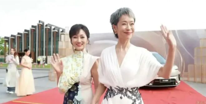 岁月从不败美人，62岁叶童跨界央视主持，展现不老风采