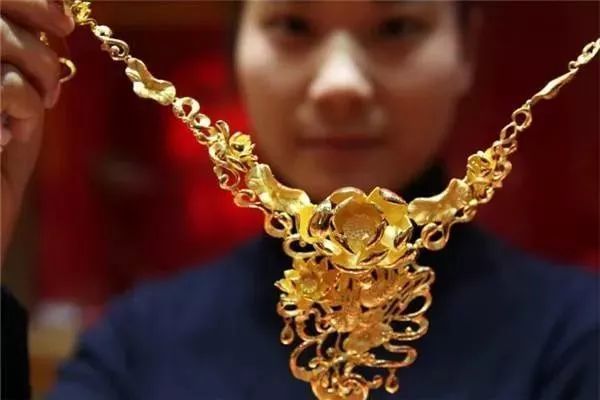 广东自媒体达人解析，黄金饰品价格迈入1100元时代背后的秘密