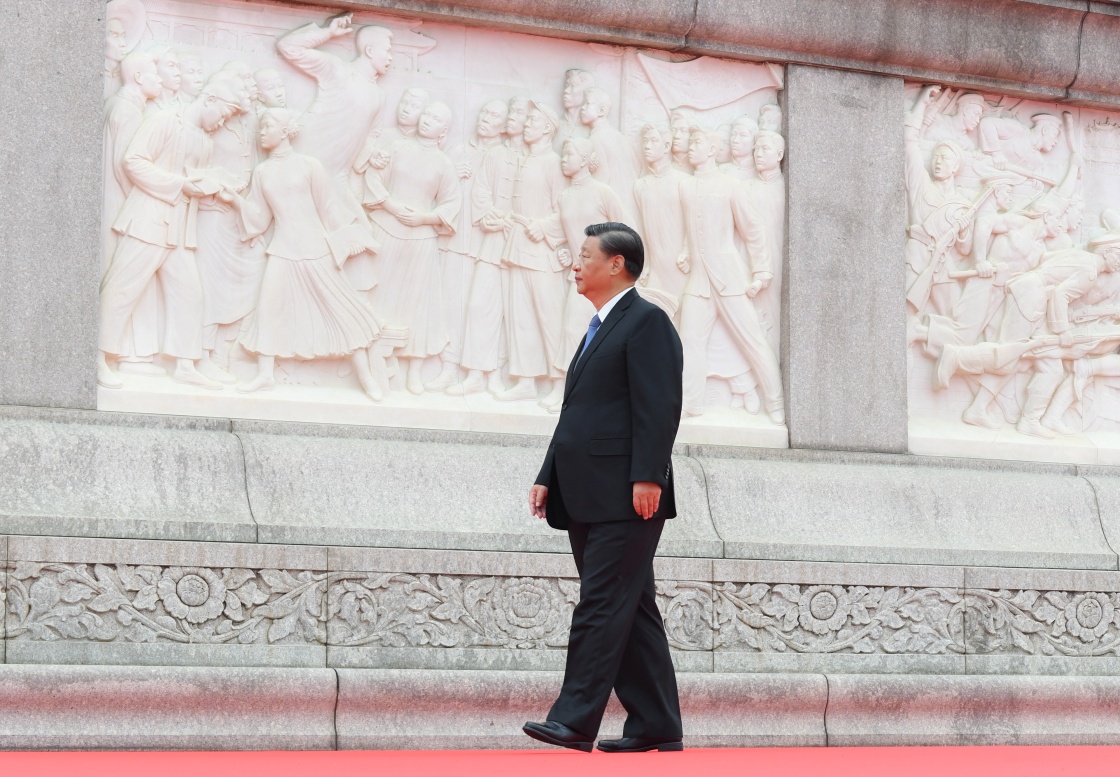 习近平深情瞻仰人民英雄纪念碑，缅怀英烈，传承精神